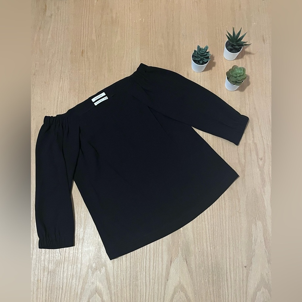 Aritzia Babaton Rodrigo Cold Shoulder Blouse In Black - Picture 2 of 9
